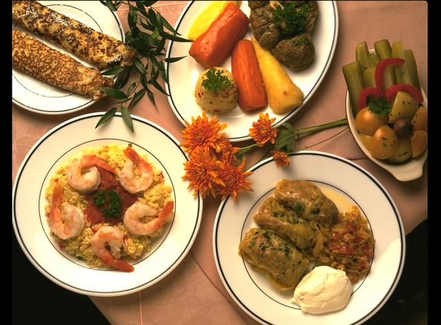 Platos de verduras, cr�pes y pescado